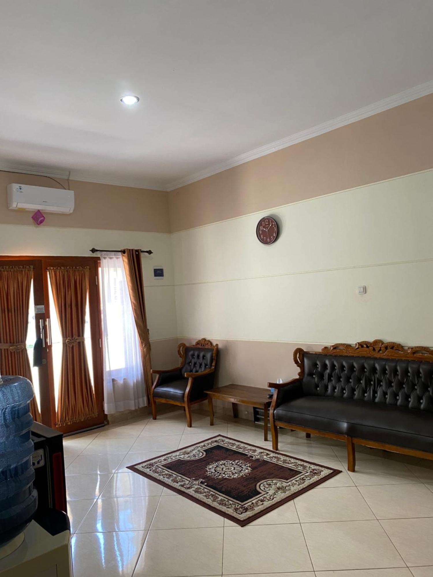 Adiputra Guesthouse 2 By Homiq Ngabean المظهر الخارجي الصورة
