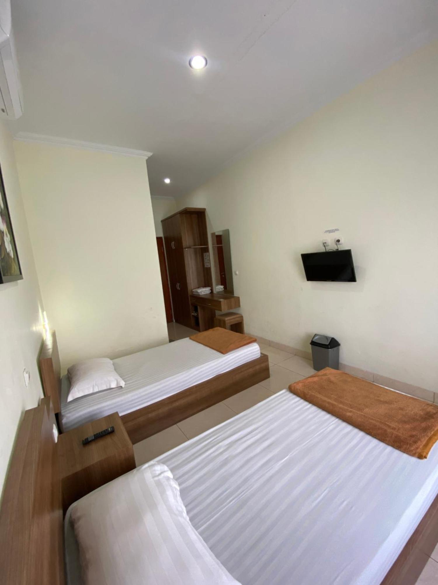 Adiputra Guesthouse 2 By Homiq Ngabean المظهر الخارجي الصورة